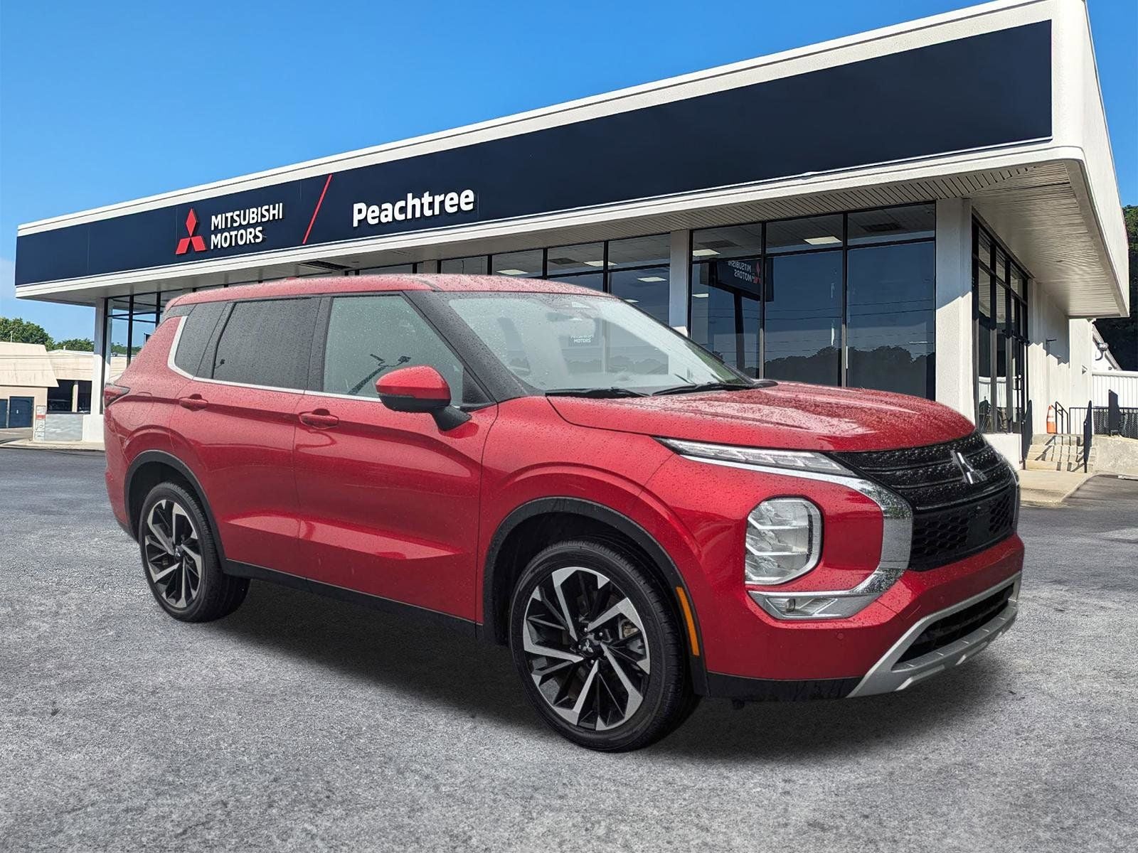 2024 Mitsubishi Outlander SE in Gray — front three-quarter view