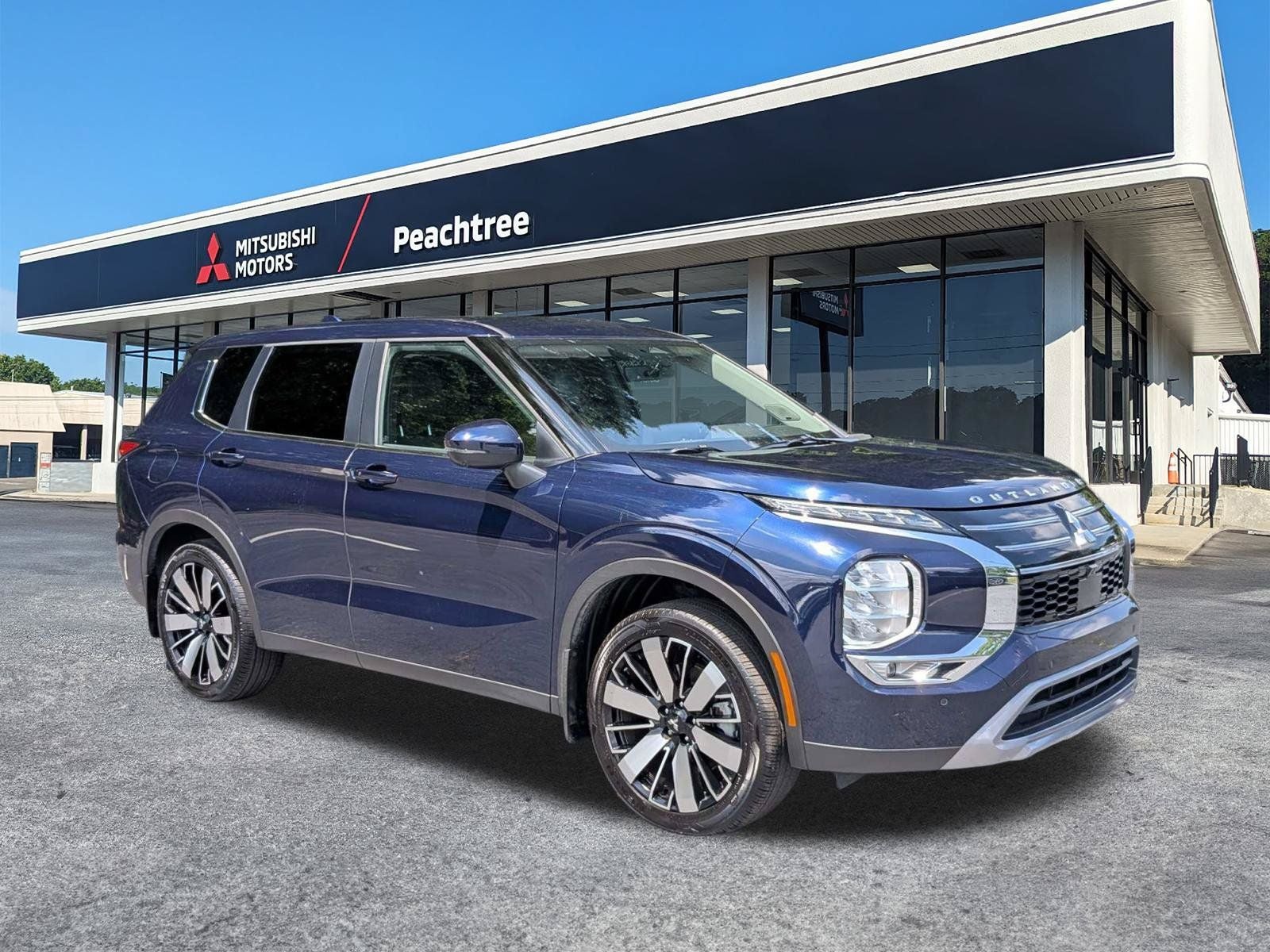 2025 Mitsubishi Outlander SE in Cosmic Blue Metallic — front three-quarter view