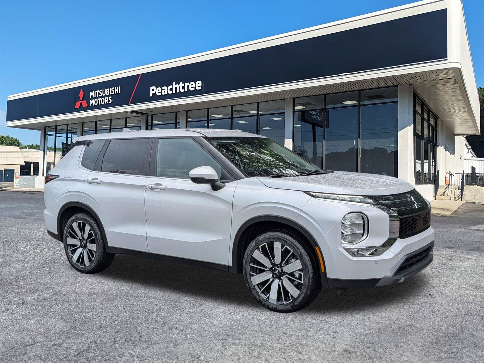 2026 Mitsubishi Outlander SE in White Diamond — front three-quarter view