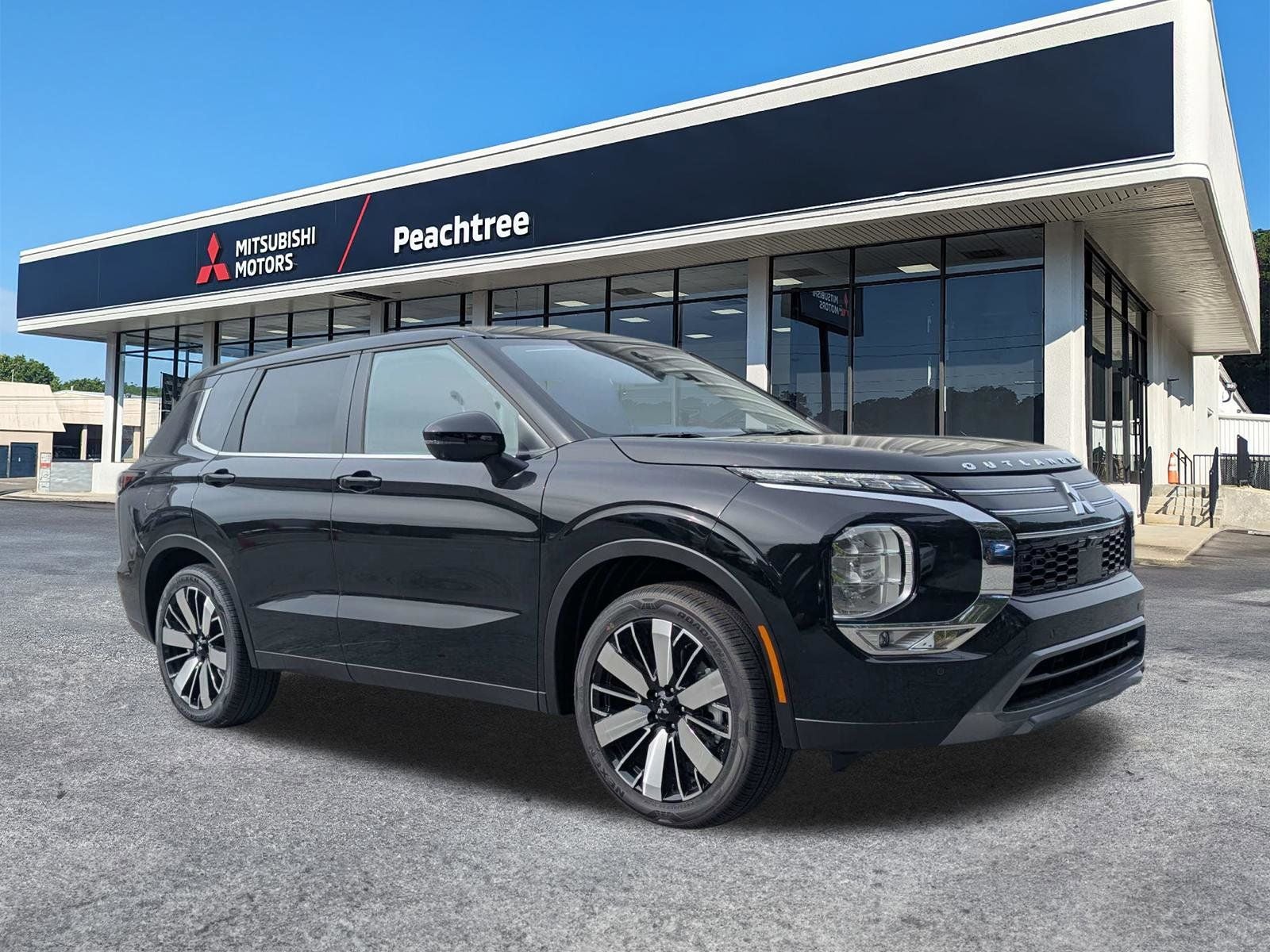 2026 Mitsubishi Outlander SE in Labrador Black Pearl — front three-quarter view