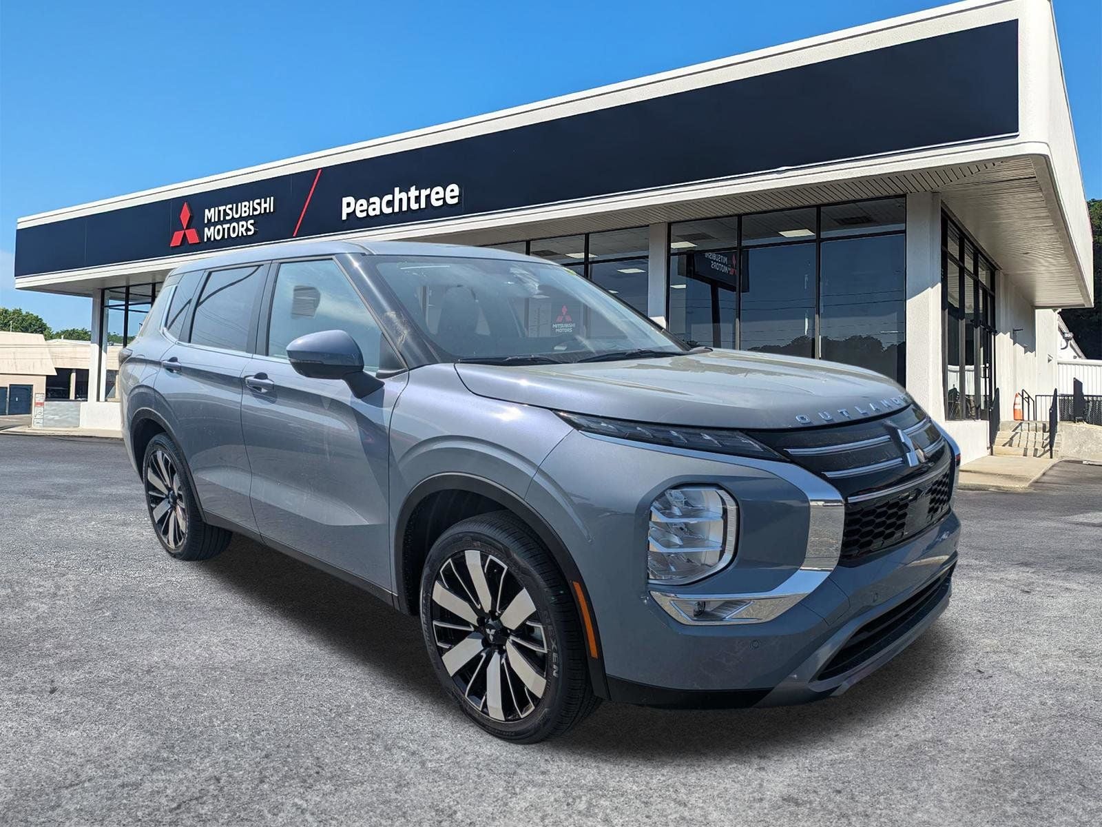 2026 Mitsubishi Outlander SE in Moonstone Gray Metallic — front three-quarter view