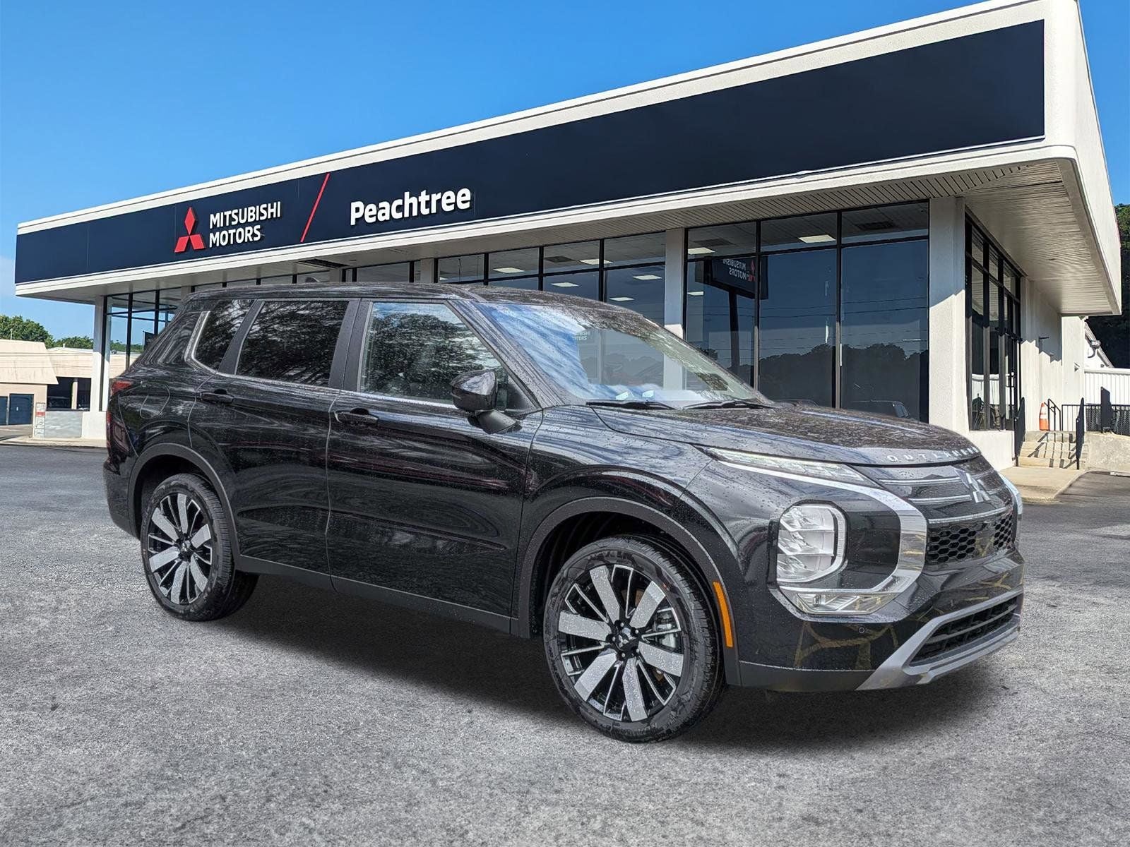 2026 Mitsubishi Outlander SE in Black Diamond — front three-quarter view