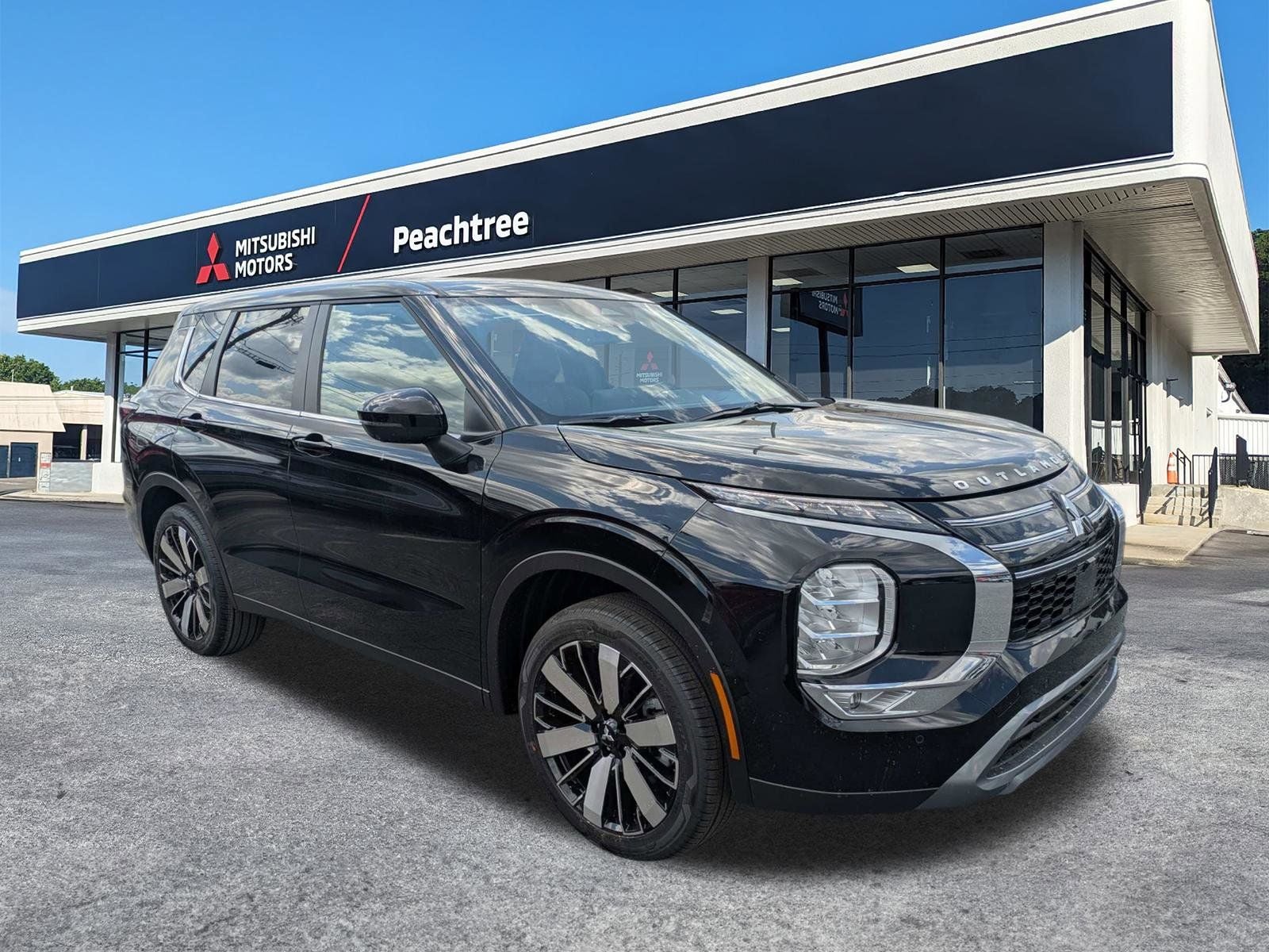 2026 Mitsubishi Outlander SE in Labrador Black Pearl — front three-quarter view