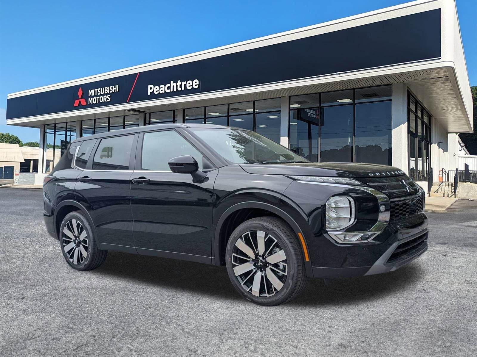 2026 Mitsubishi Outlander SE in Labrador Black Pearl — front three-quarter view