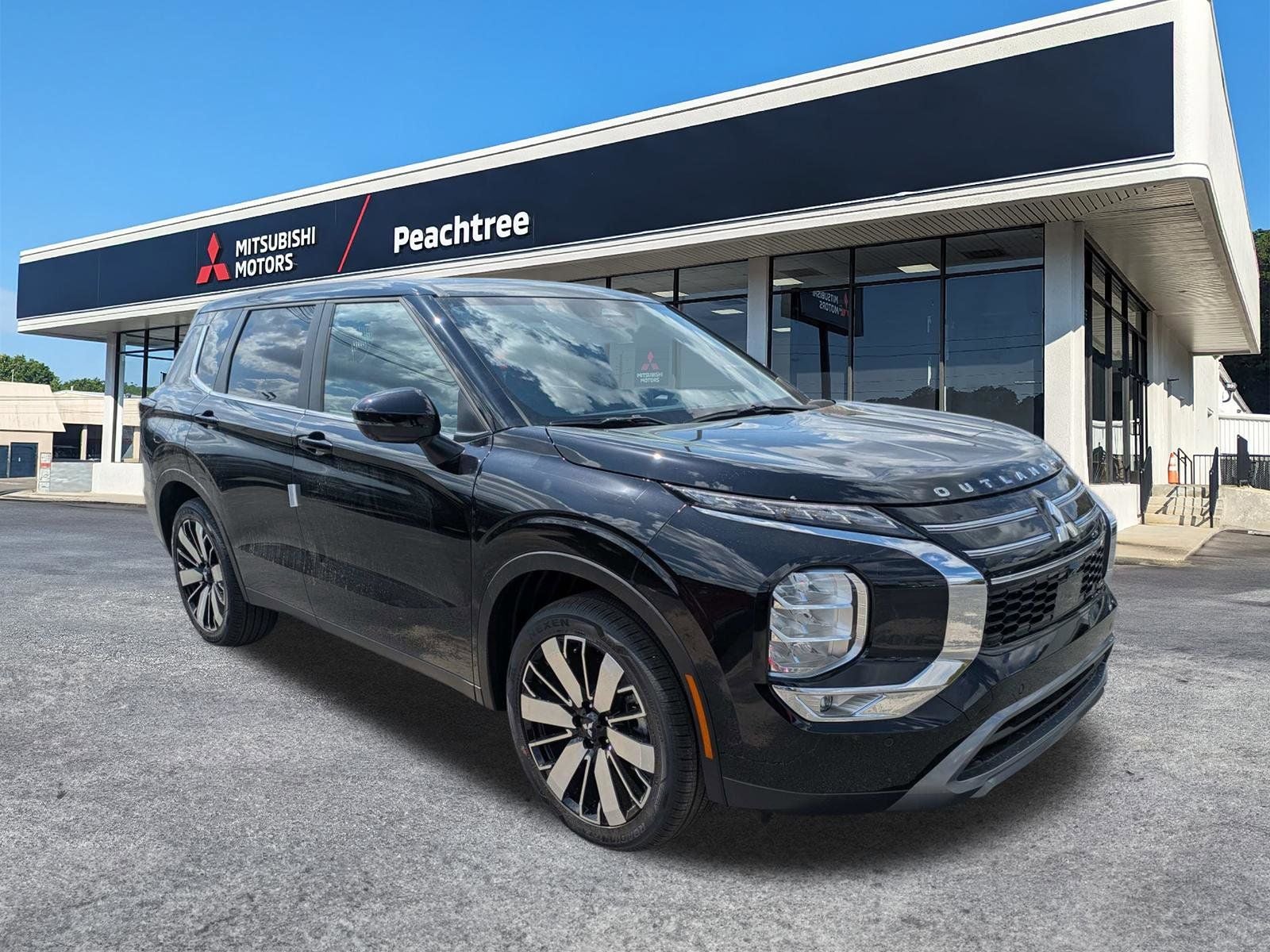 2026 Mitsubishi Outlander SE in Labrador Black Pearl — front three-quarter view