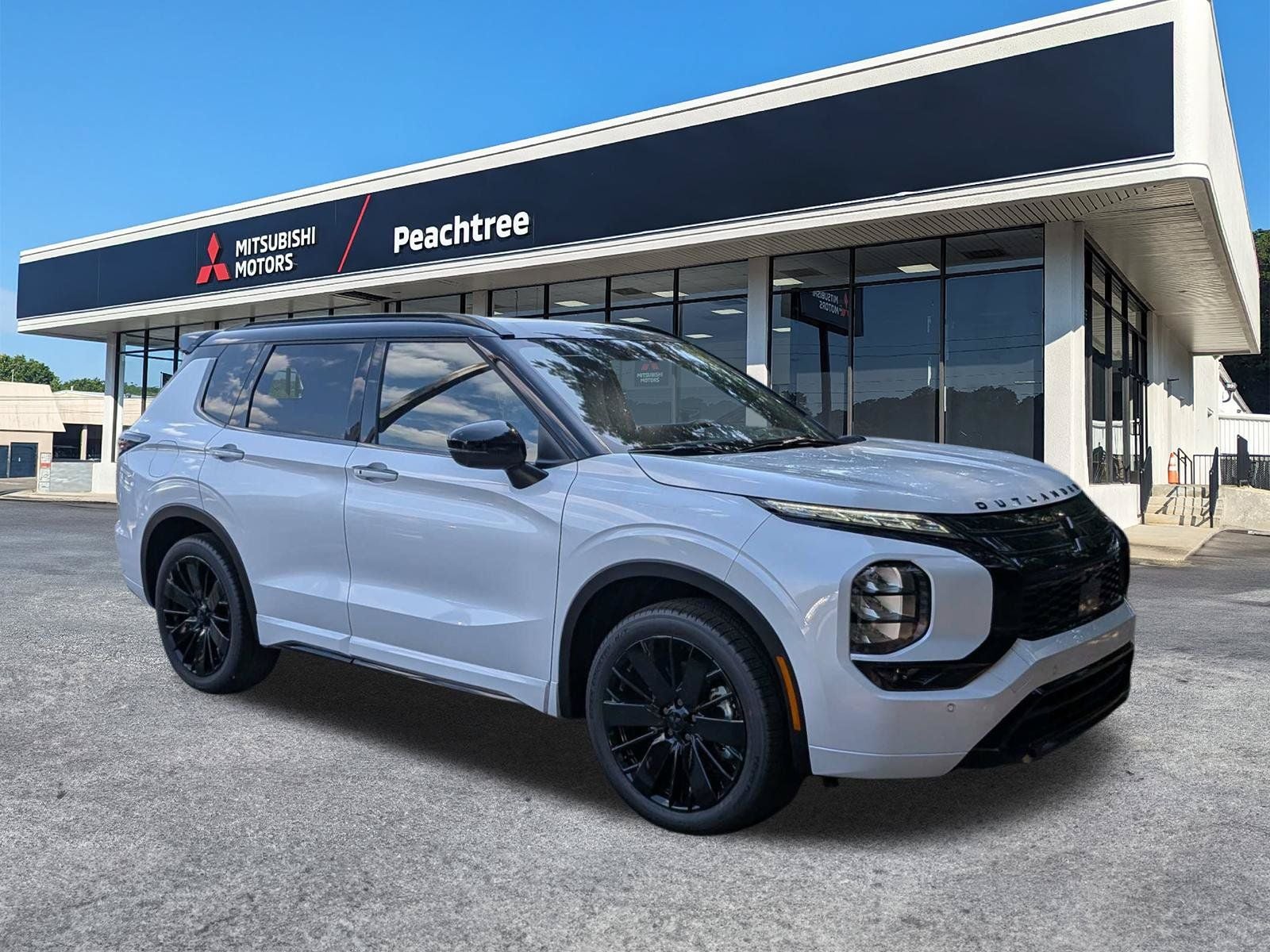 2026 Mitsubishi Outlander Black Edition in White Diamond/Black Roof — front three-quarter view