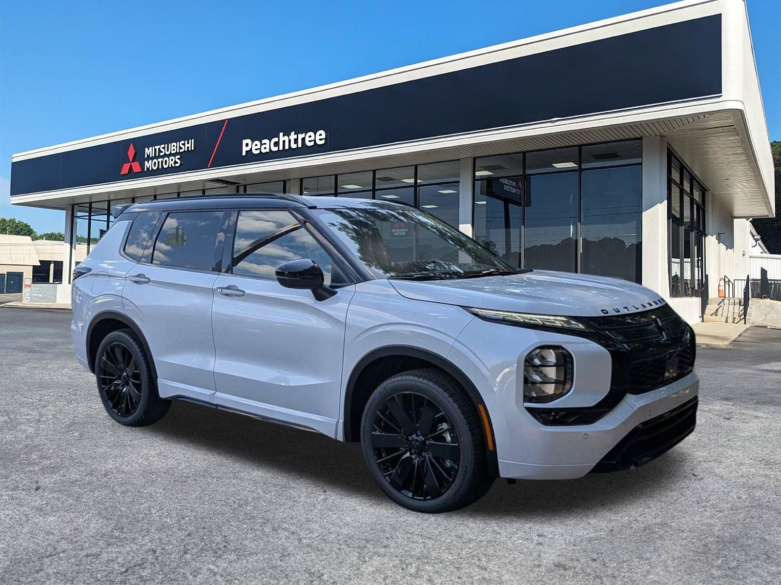 2026 Mitsubishi Outlander Black Edition in White Diamond/Black Roof — front three-quarter view